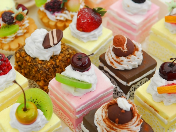 Édes élvezetekre vágyik? Kínálatunkban fellelhetők az ízletes cukrászsütemények is, melyek kiváló minőségű alapanyagokból készülnek. Tökéletes választás ünnepi alkalmakra és hétköznapi örömökre egyaránt!